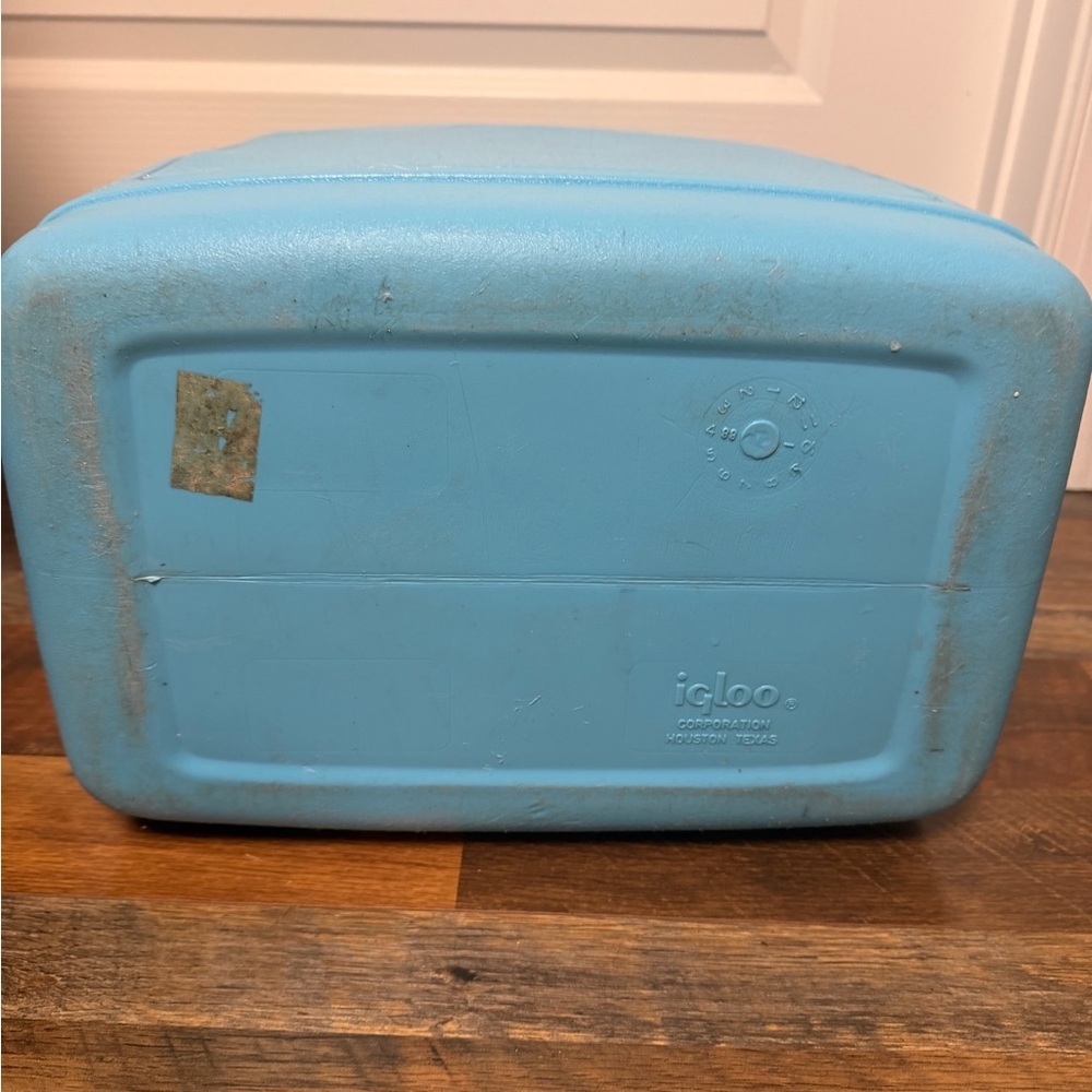 Legend 24 IGLOO Cooler Ice
Chest Barbie Tiffany Blue 1987/88
VINTAGE - Picture 10 of 10